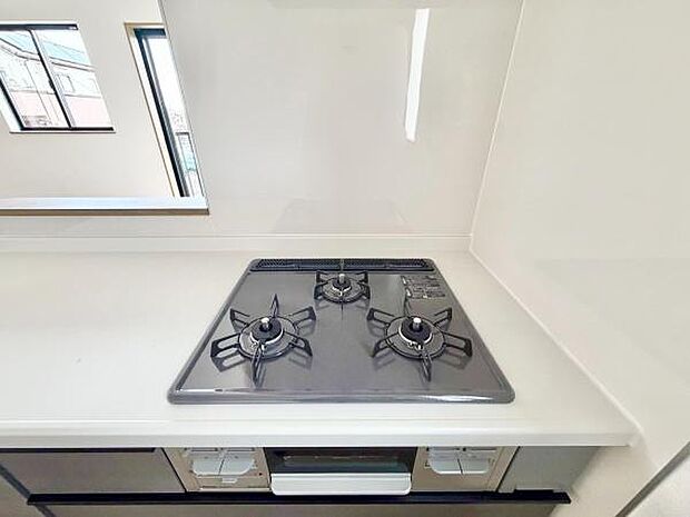 三口コンロで料理もはかどりますね！グリルもあります！