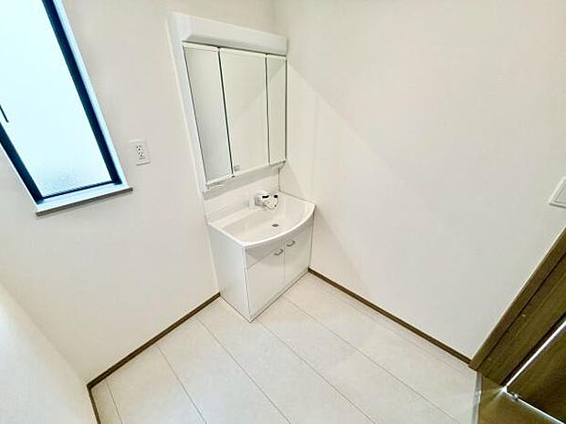 明るい洗面台で身支度ができます！