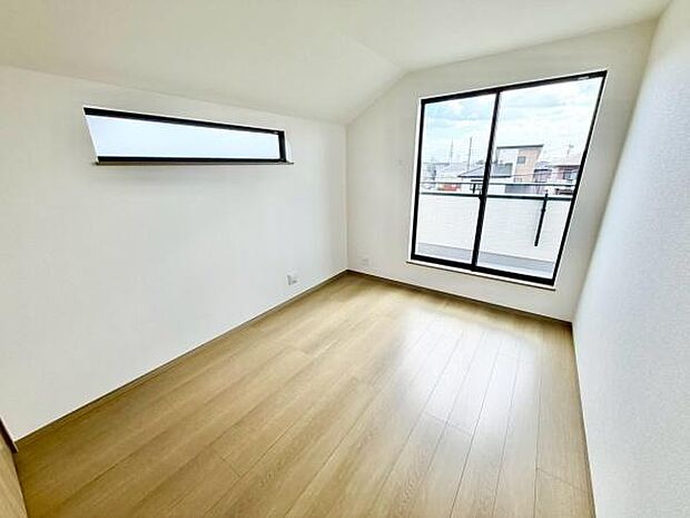 バルコニーに面している明るい洋室です！