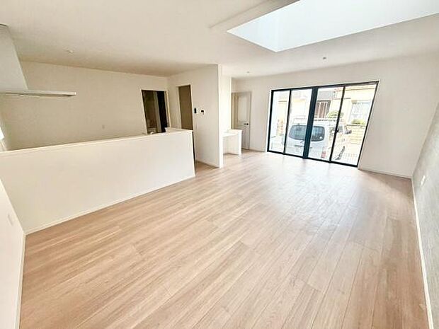 大きな窓から日光が差し込む明るいリビングです！