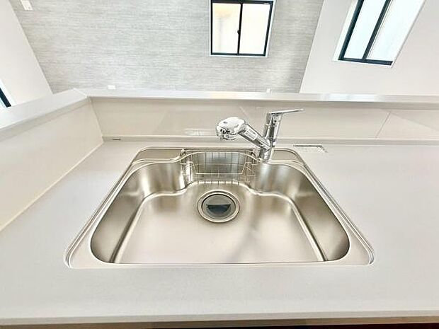 浄水器内蔵型のため、キッチン回りもスリムな印象です！