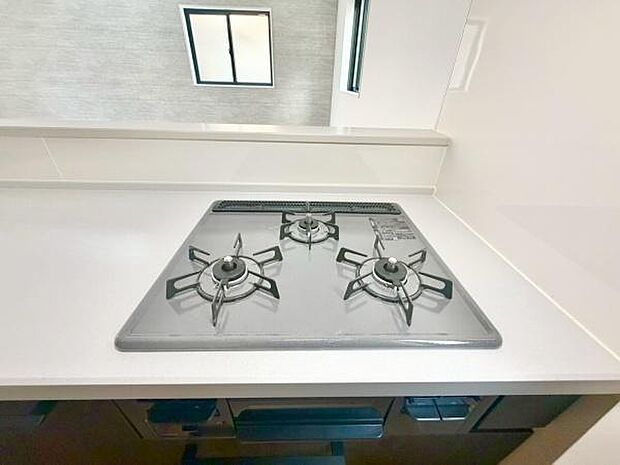 三口コンロで料理もはかどりますね!グリルもあります!