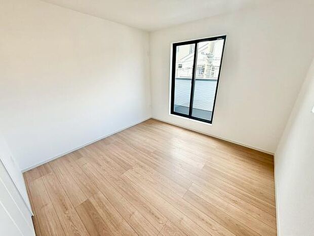 バルコニーに面している明るい洋室です！