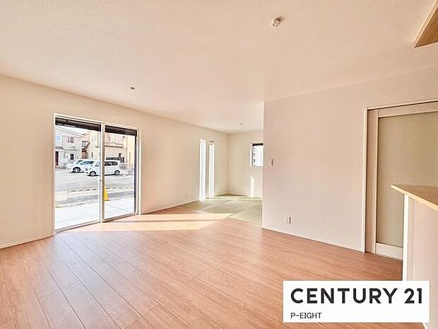 大きな窓から日光が差し込む明るいリビングです！