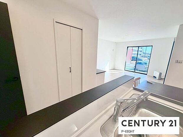 大きな窓から日光が差し込む明るいリビングです!