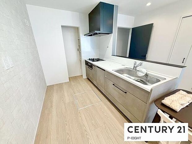 料理をしながらリビングを見渡せるつくりで、料理中も家族との会話がはずみます。