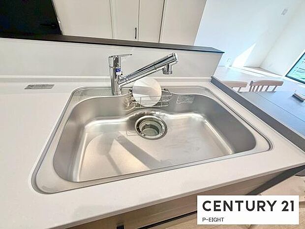 浄水器内蔵型のため、キッチン回りもスリムな印象です！