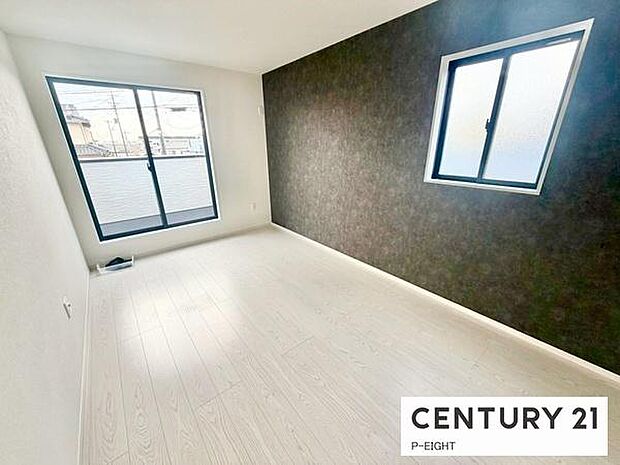 バルコニーに面している明るい洋室です！