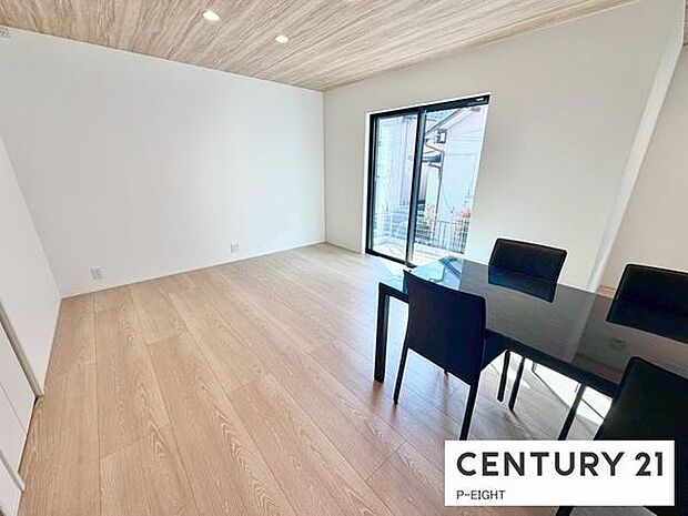 家族の笑い声が聞こえてきそうな、暖かい空間になっています。