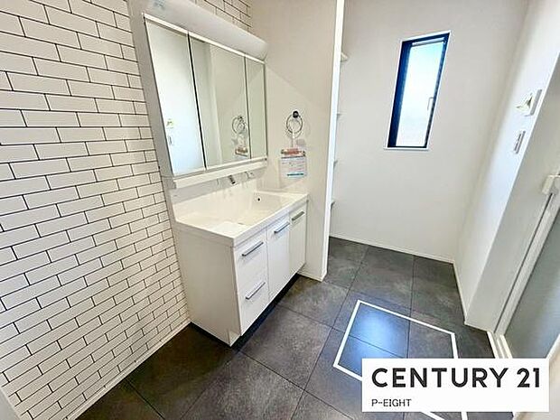 明るい洗面台で身支度ができます！