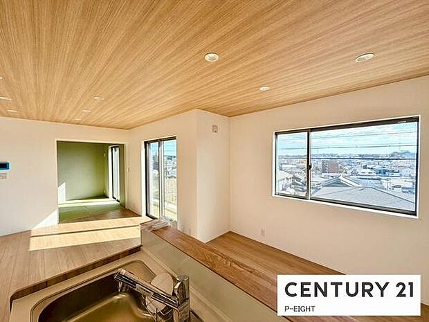 大きな窓から日光が差し込む明るいリビングです!