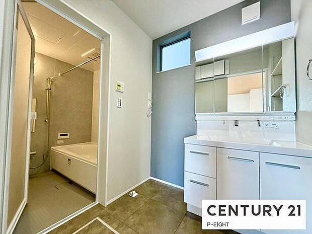 明るい洗面台で身支度ができます!