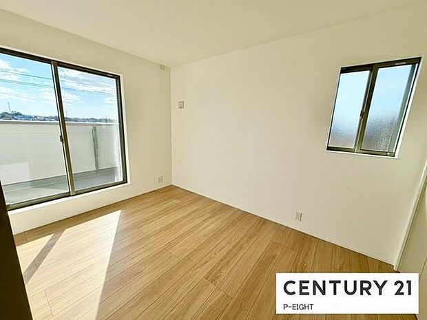 バルコニーに面している明るい洋室です！