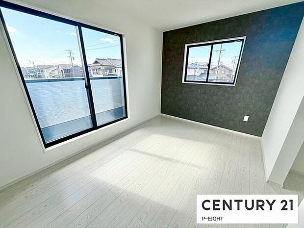 バルコニーに面している明るい洋室です！