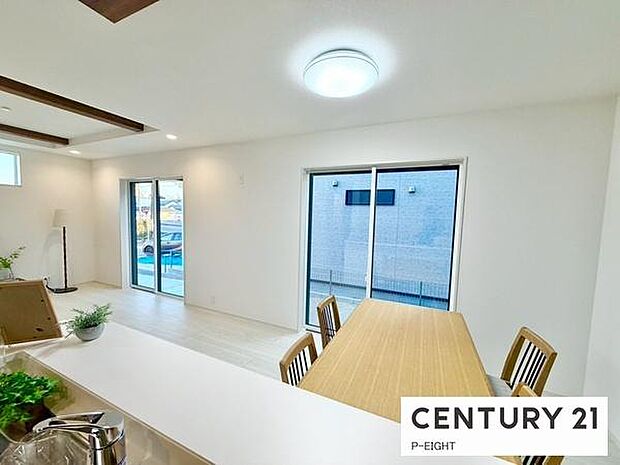 大きな窓から日光が差し込む明るいリビングです!