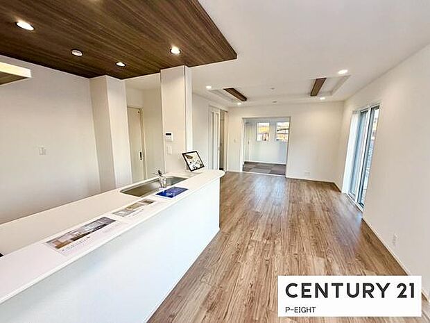 大きな窓から日光が差し込む明るいリビングです!