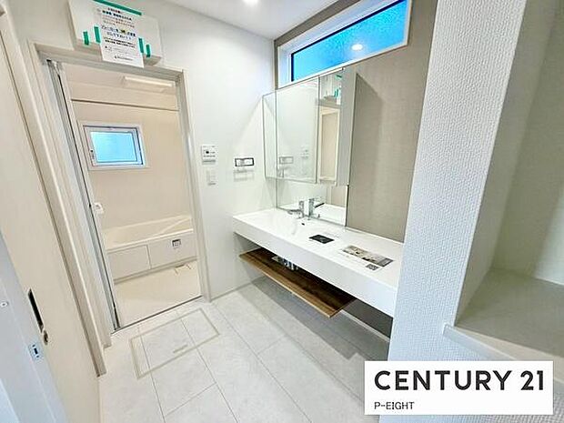 明るい洗面台で身支度ができます!