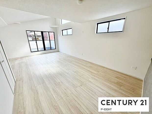 大きな窓から日光が差し込む明るいリビングです!