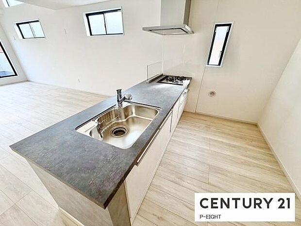 料理をしながらリビングを見渡せるつくりで、料理中も家族との会話がはずみます。