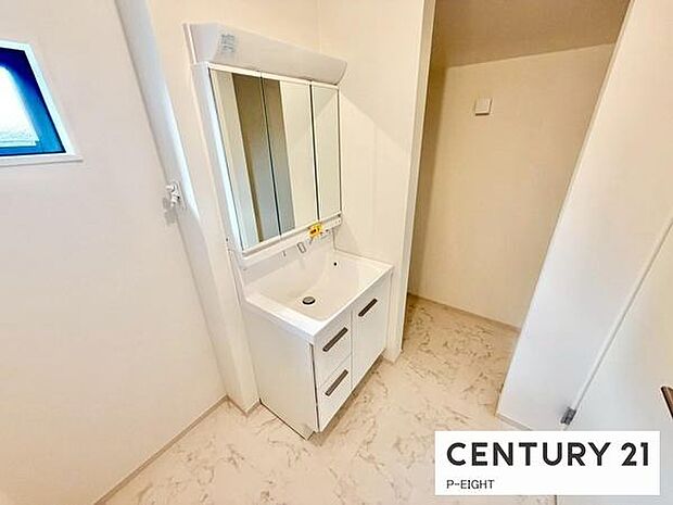 明るい洗面台で身支度ができます!