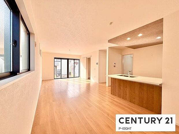 大きな窓から日光が差し込む明るいリビングです！