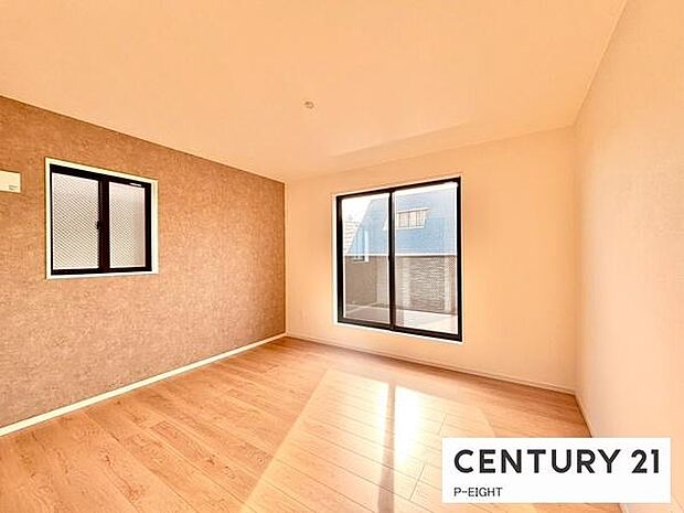 バルコニーに面している明るい洋室です！