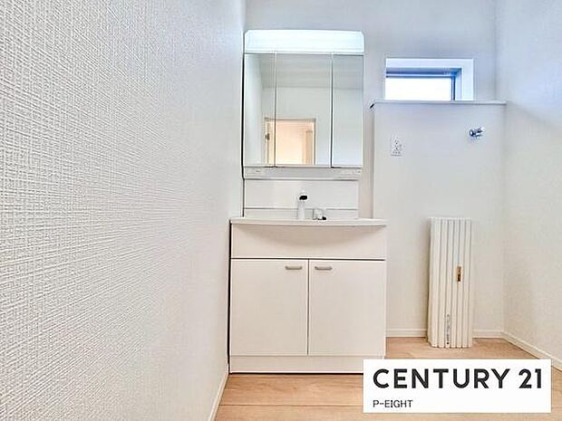 明るい洗面台で身支度ができます!