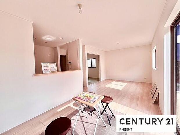 大きな窓から日光が差し込む明るいリビングです!