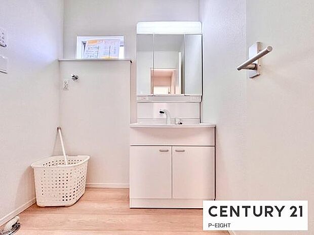 明るい洗面台で身支度ができます!