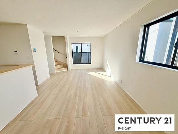 大きな窓から日光が差し込む明るいリビングです！