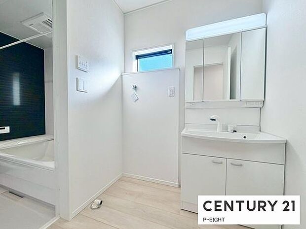 明るい洗面台で身支度ができます！