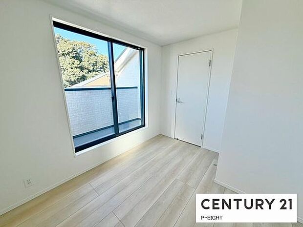 バルコニーに面している明るい洋室です！