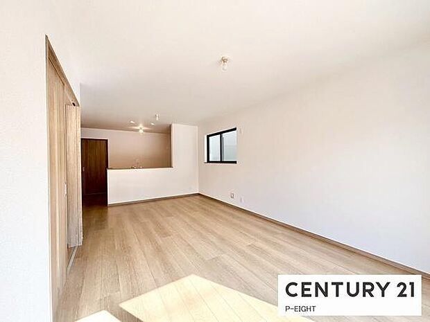 大きな窓から日光が差し込む明るいリビングです！