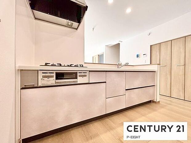 料理をしながらリビングを見渡せるつくりで、料理中も家族との会話がはずみます。