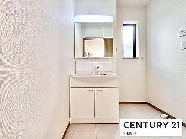 明るい洗面台で身支度ができます！