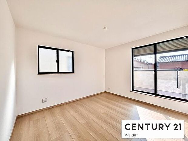 バルコニーに面している明るい洋室です！