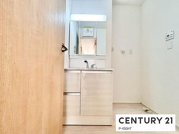 明るい洗面台で身支度ができます!