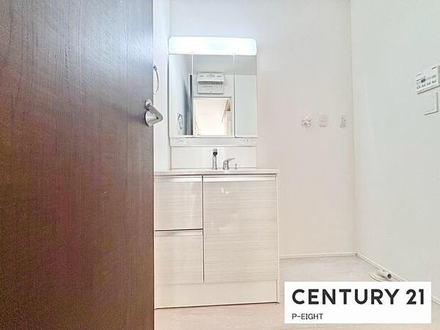 明るい洗面台で身支度ができます!