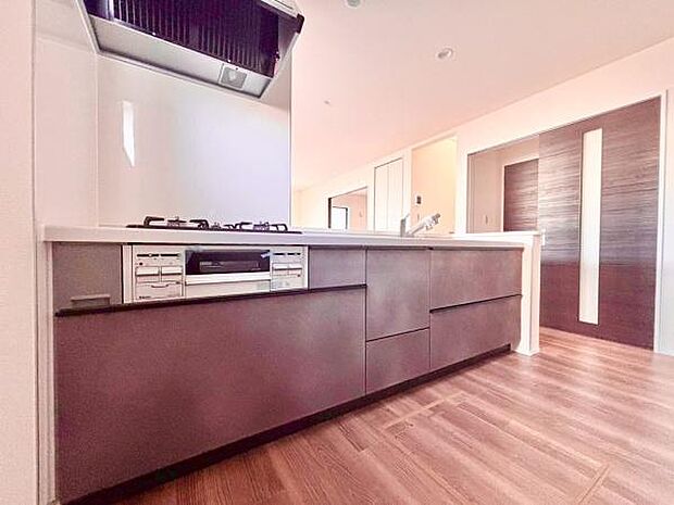 料理をしながらリビングを見渡せるつくりで、料理中も家族との会話がはずみます。