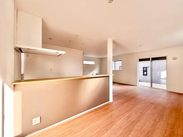 大きな窓から日光が差し込む明るいリビングです!