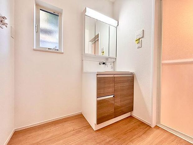 明るい洗面台で身支度ができます!