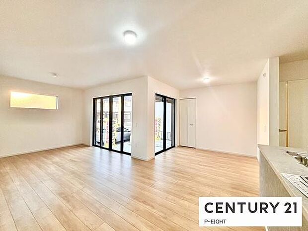 大きな窓から日光が差し込む明るいリビングです！