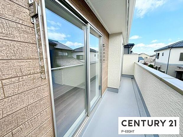 広々としたバルコニーで洗濯物も快適に。