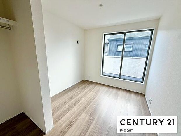 バルコニーに面しており明るい洋室です!