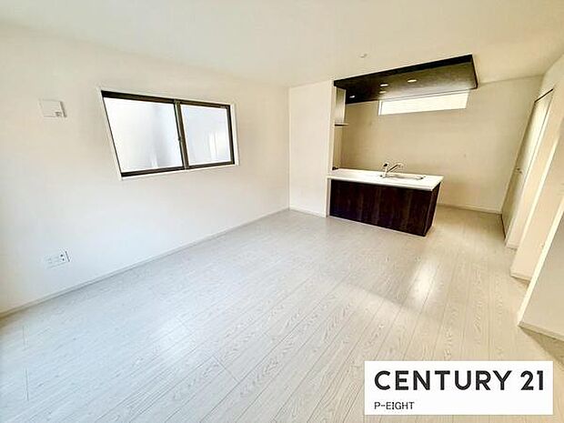 大きな窓から日光が差し込む明るいリビングです!