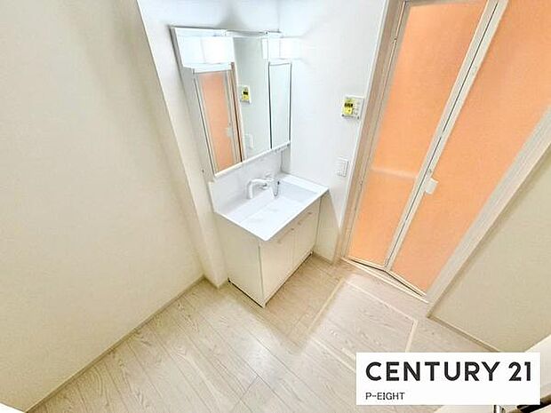 明るい洗面台で身支度ができます！