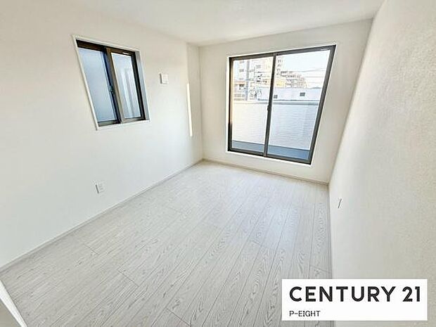 バルコニーに面している明るい洋室です！