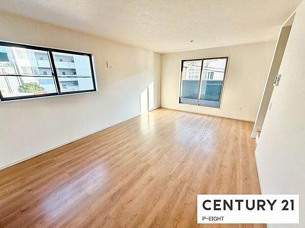 大きな窓から日光が差し込む明るいリビングです！