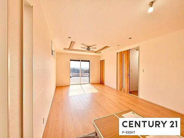 大きな窓から日光が差し込む明るいリビングです!