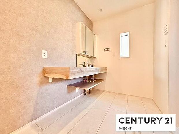 明るい洗面台で身支度ができます!